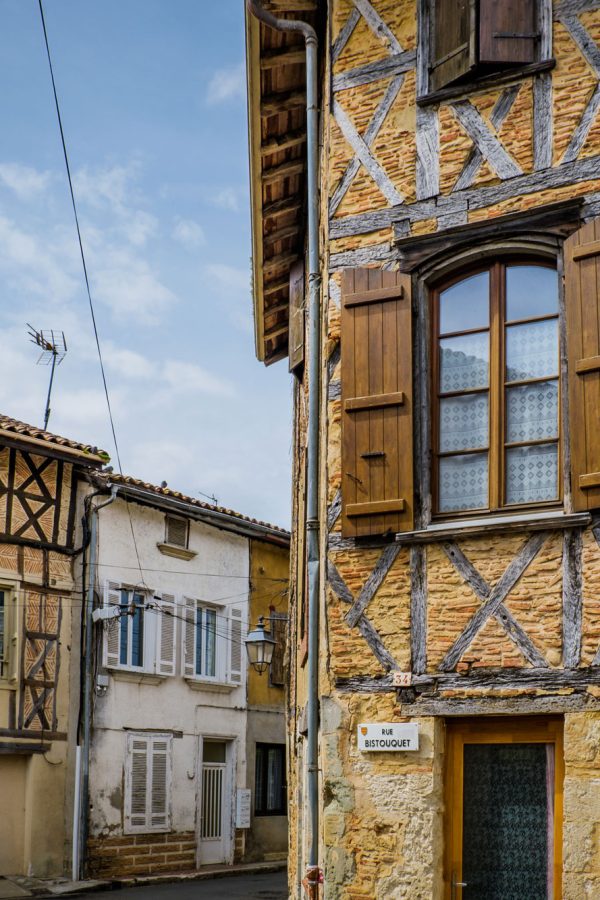 casa-medieval-de-enxaimel-nas-ruas-da-pequena-cidade-de-eauze-no-sul-da-franca-gers