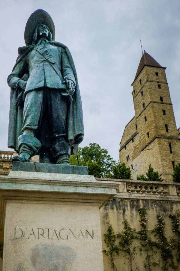 estatua-do-mosqueteiro-d-artagnan-perto-da-escalier-monumental-em-auch-no-sul-da-franca-ger